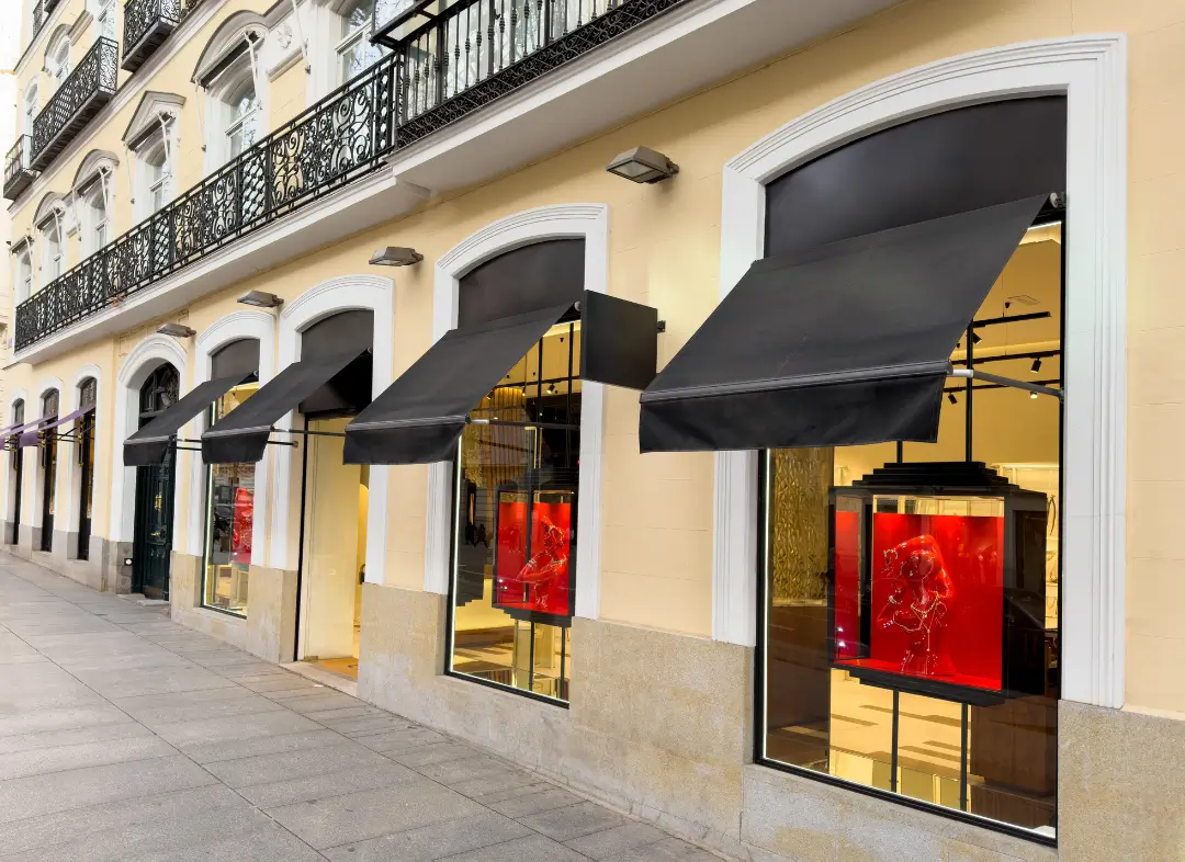 Façade vitrine de magasin en aluminium sur mesure à Noirmoutier-en-l'Île